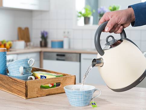 Wasserkocher und Teetassen