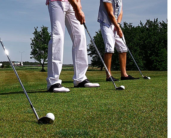 Golfer üben mit Wedge-Keilen.