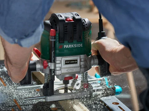 Parkside Fräse bearbeitet Holz.