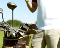 Golftasche mit Schlägern auf dem Golfplatz.
