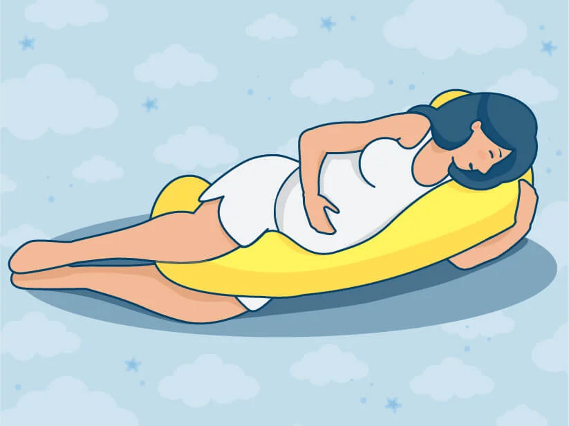 Schwangere Frau liegt auf einem gelben Kissen.