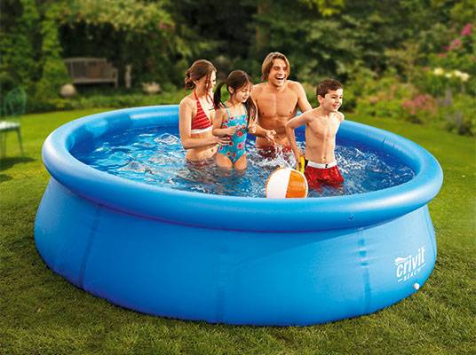 Bestway Pool, Familie planscht.