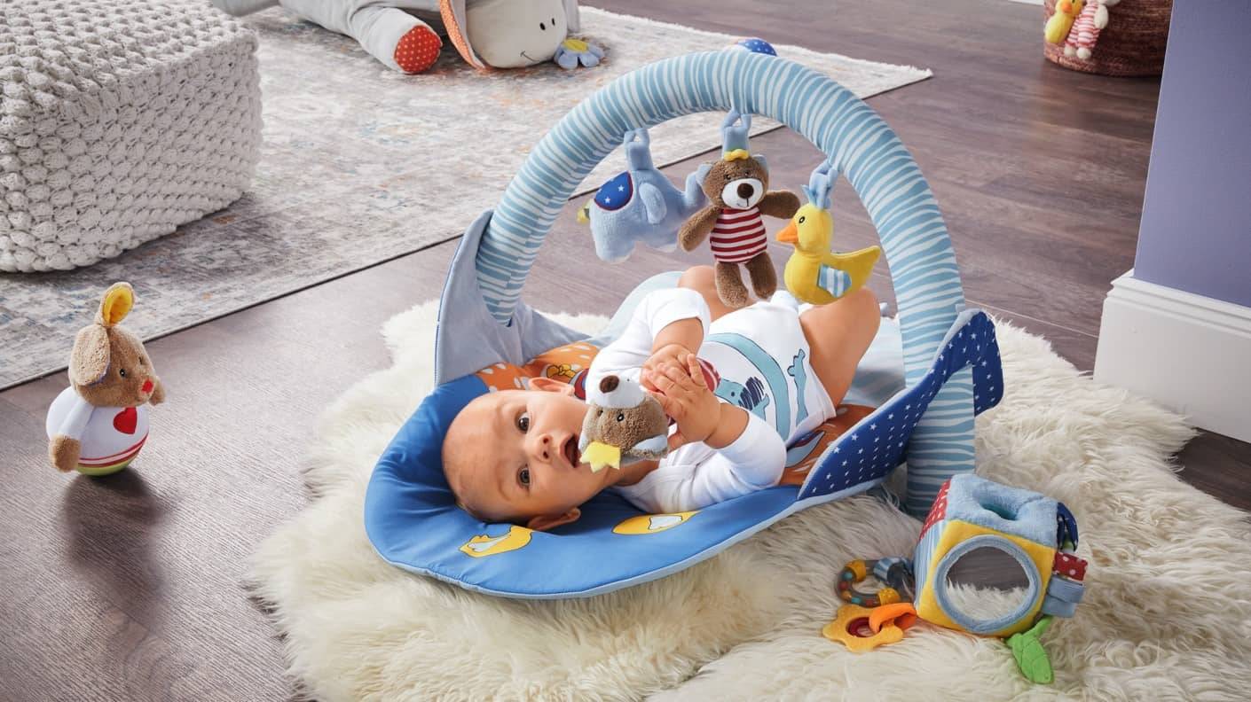 Spielmatte für Neugeborene mit weichen Spielzeugen und Entwicklungsspielzeug.