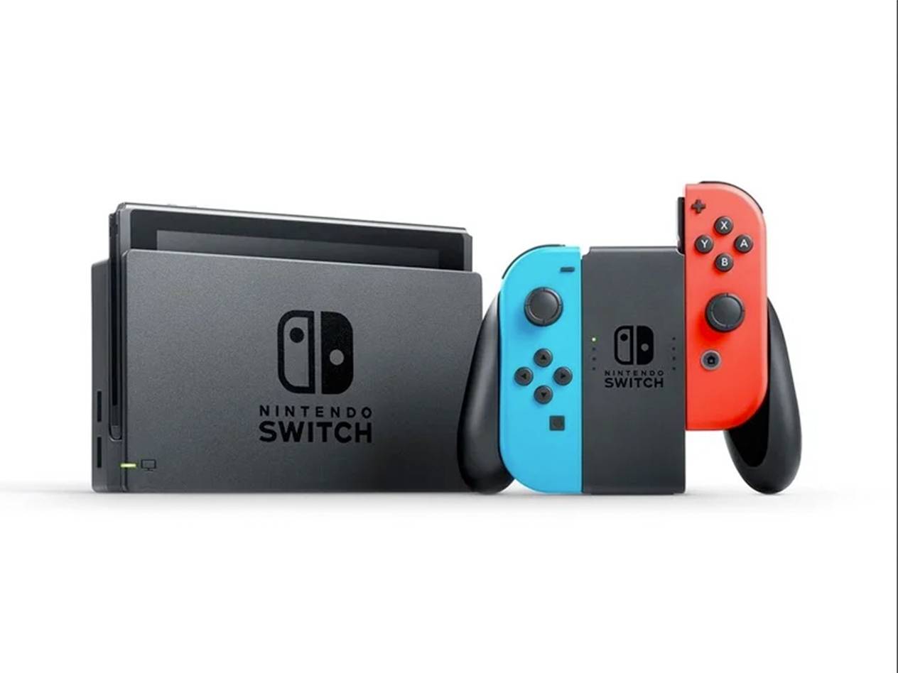 Nintendo Switch Konsole und Controller.