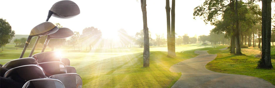 Golfschläger auf einem sonnigen Golfplatz.