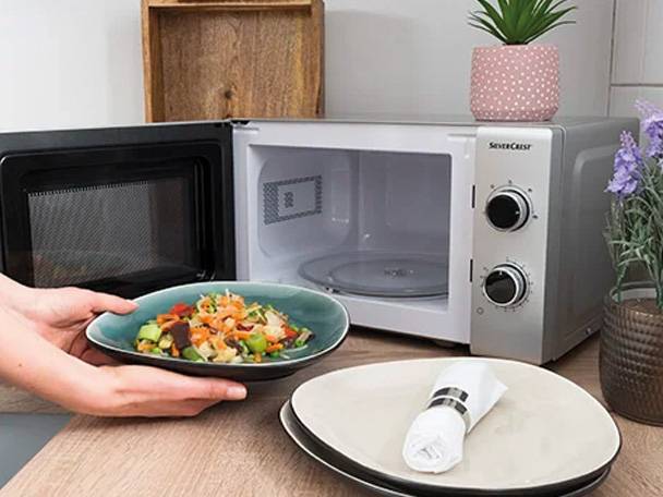 SilverCrest Mikrowelle und Essen auf Tellern.