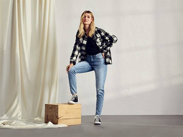 Jeans und kariertes Hemd.