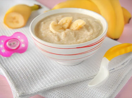 Babybrei mit Banane und Schnuller.