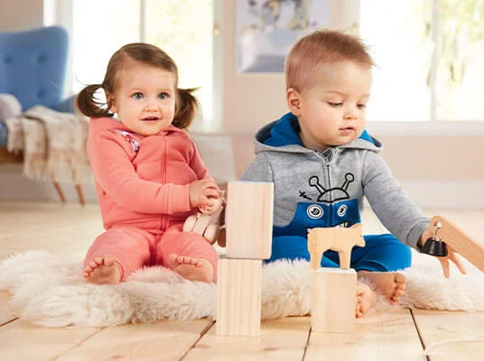 Baby-Strampler und Holzklötze