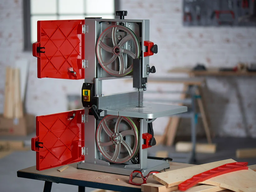 Tischkreissäge, rote Schutzhauben, Holzbearbeitung.