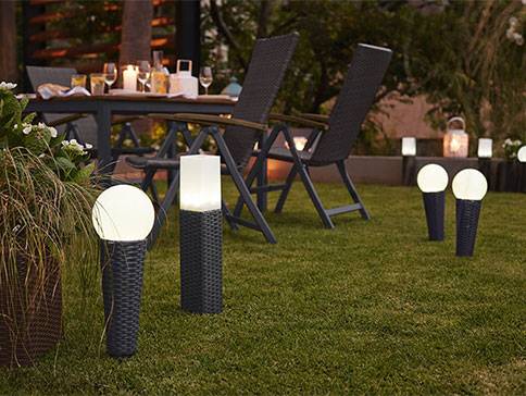 Gartenbeleuchtung: runde und quadratische Außenleuchten auf der Terrasse.