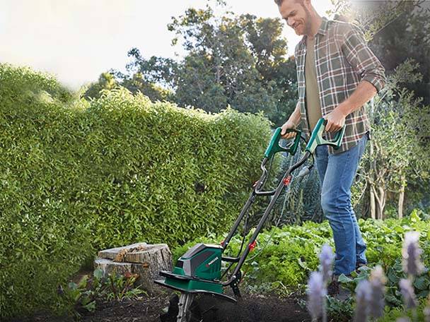 Gartenfräse und Gartengeräte im Einsatz.