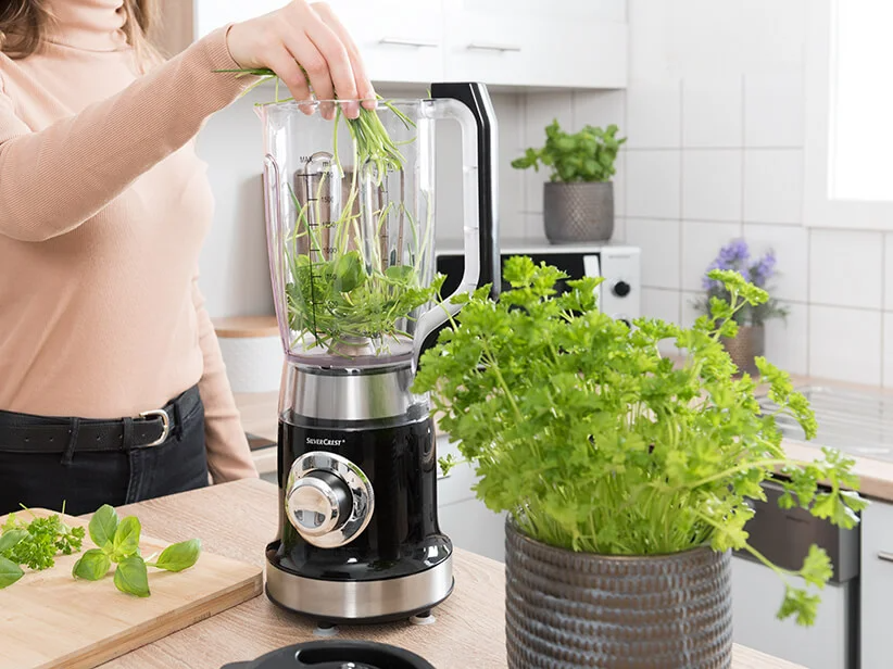 SilverCrest-Mixer und Kräuter in der Küche.
