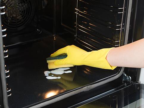 Backofenreinigung: Schwamm und Handschuhe