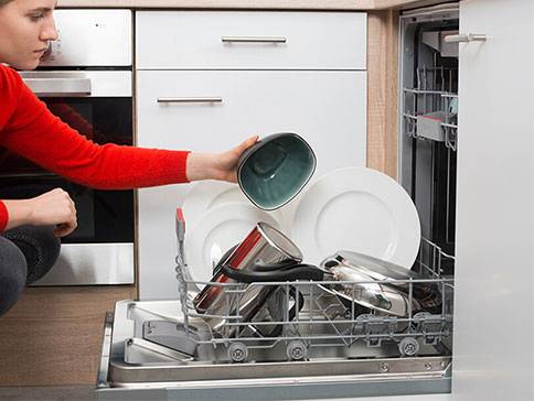 Geschirr und Töpfe in der Spülmaschine.