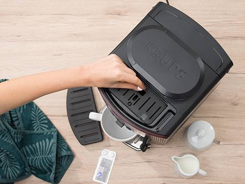 Krups Kaffeemaschine und Tassen.