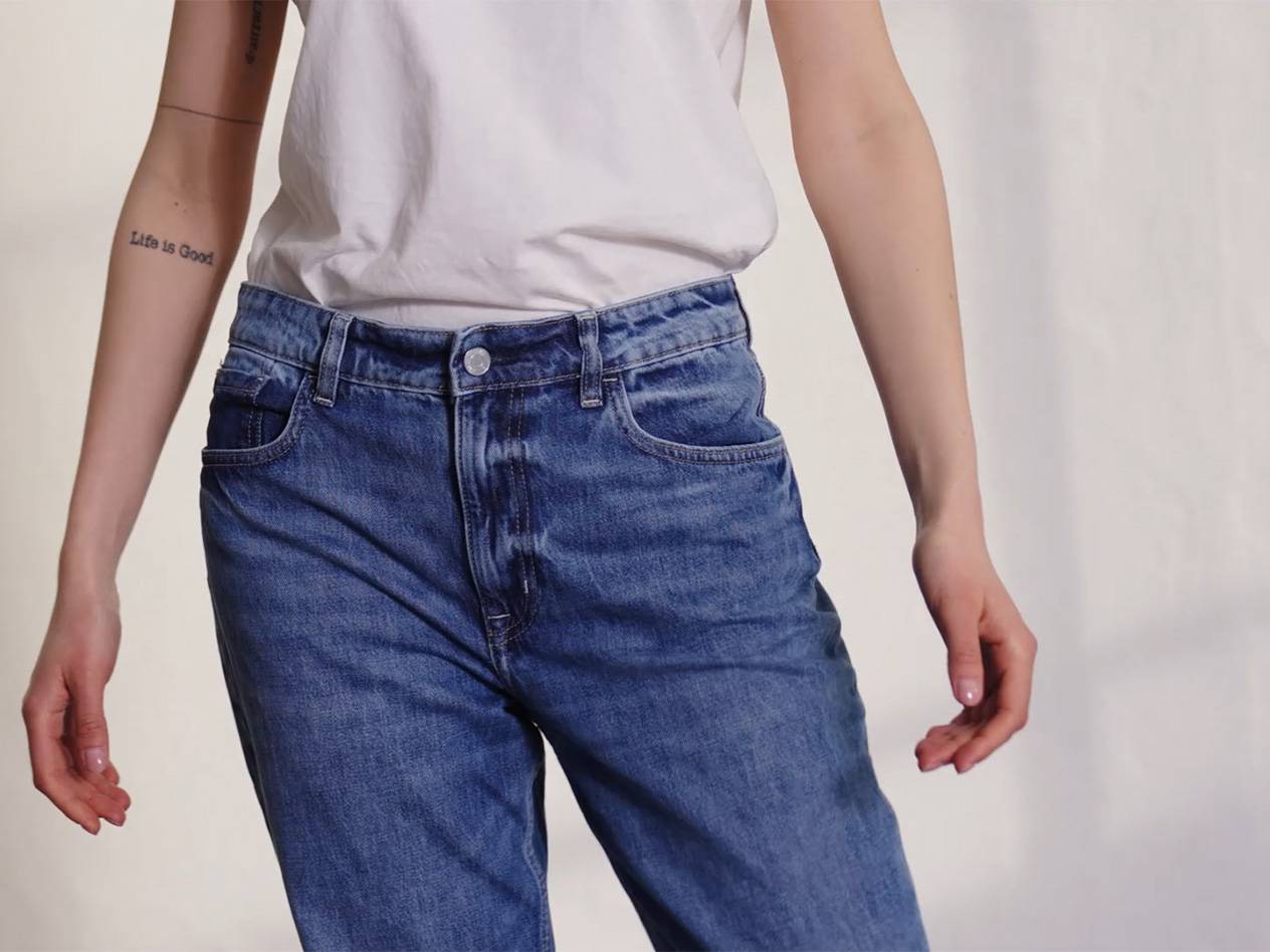 Jeans und weißes T-Shirt.