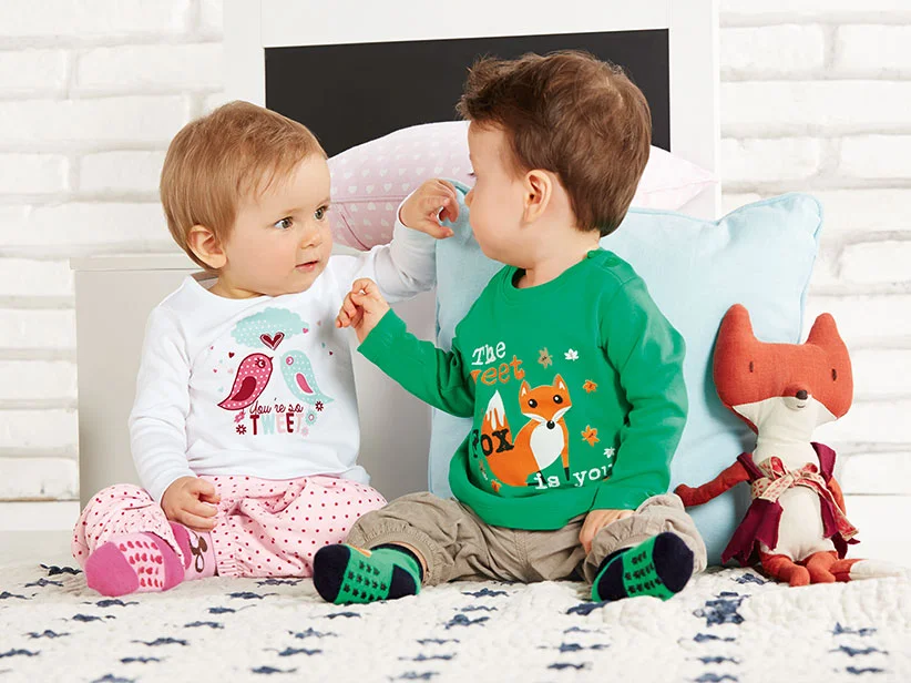 Babykleidung: Langarm-Shirts mit Vogel- und Fuchs-Motiv.