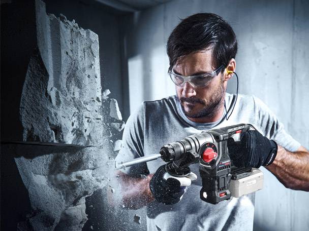 Bosch Bohrhammer und Beton in der Wand.