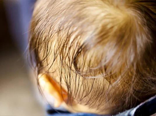 Kindeskopf, nasses Haar.