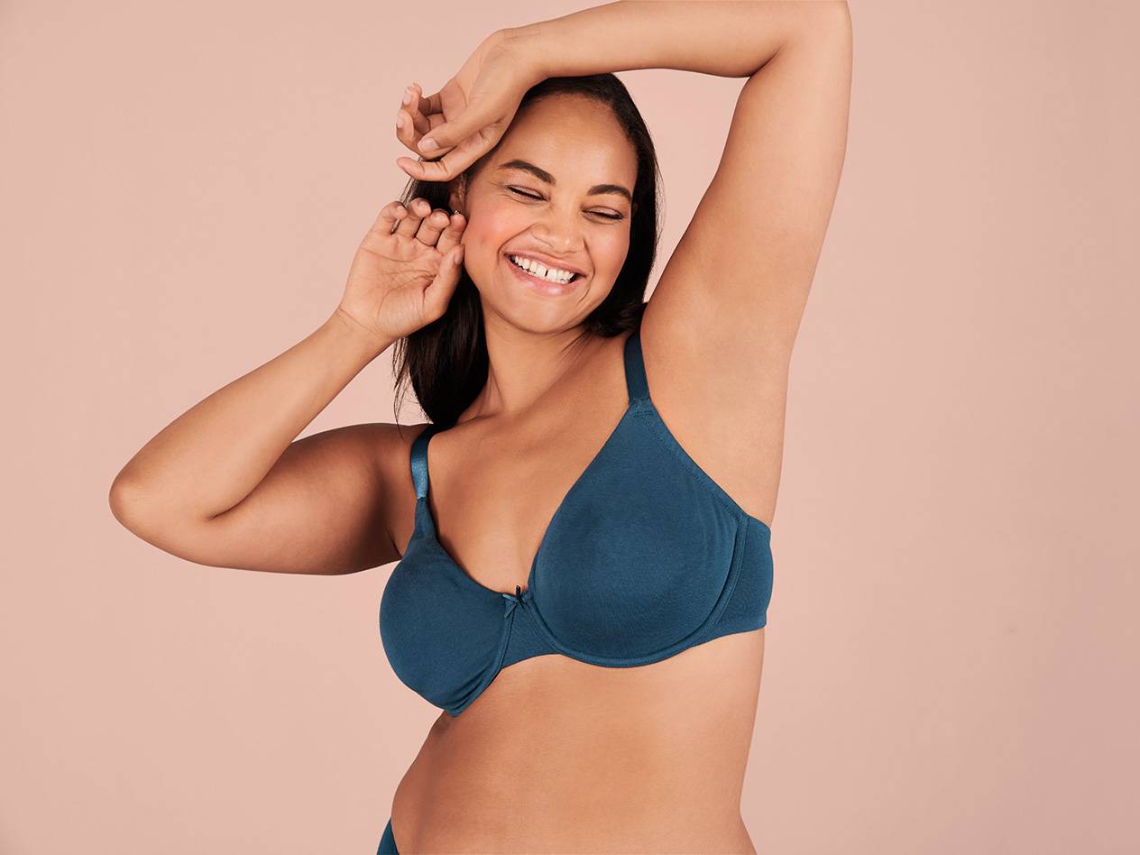 Frau in türkisfarbenem BH.