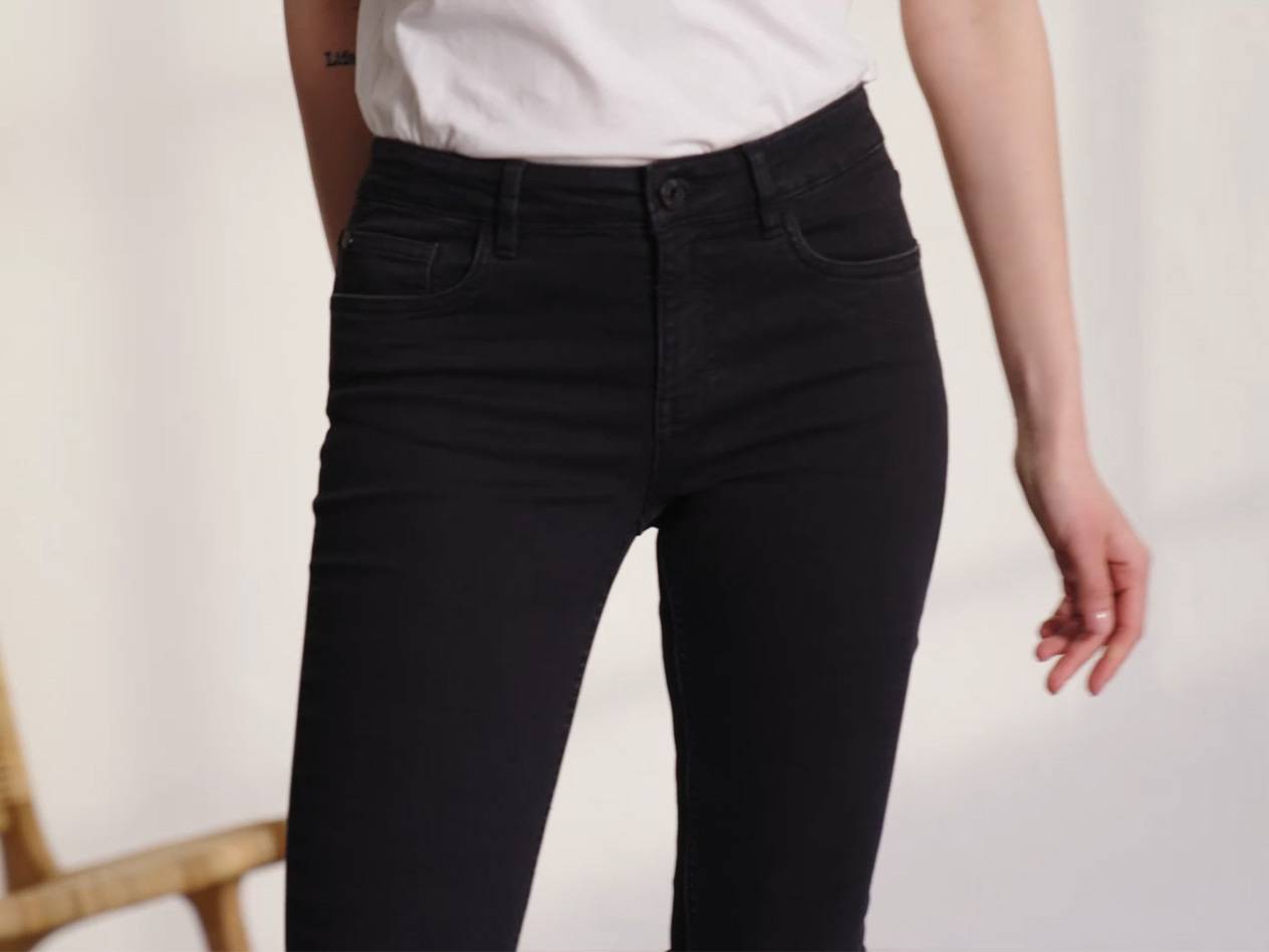 Schwarze Jeans und weißes Shirt.