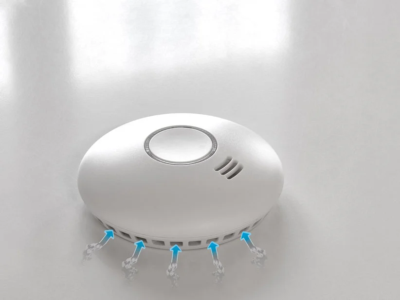 Weißer Rauchmelder und Kohlenmonoxidmelder.