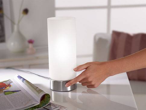 Moderne Tischlampe mit mattiertem Glas-Schirm.