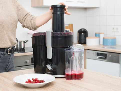 Entsafter und frisch gepresster Saft.