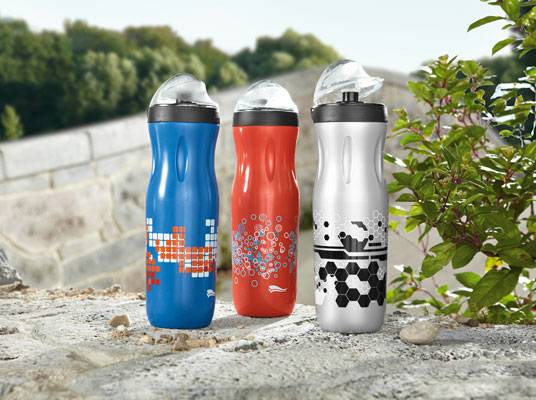 Drei farbige Wasserflaschen; blau, orange und grau.