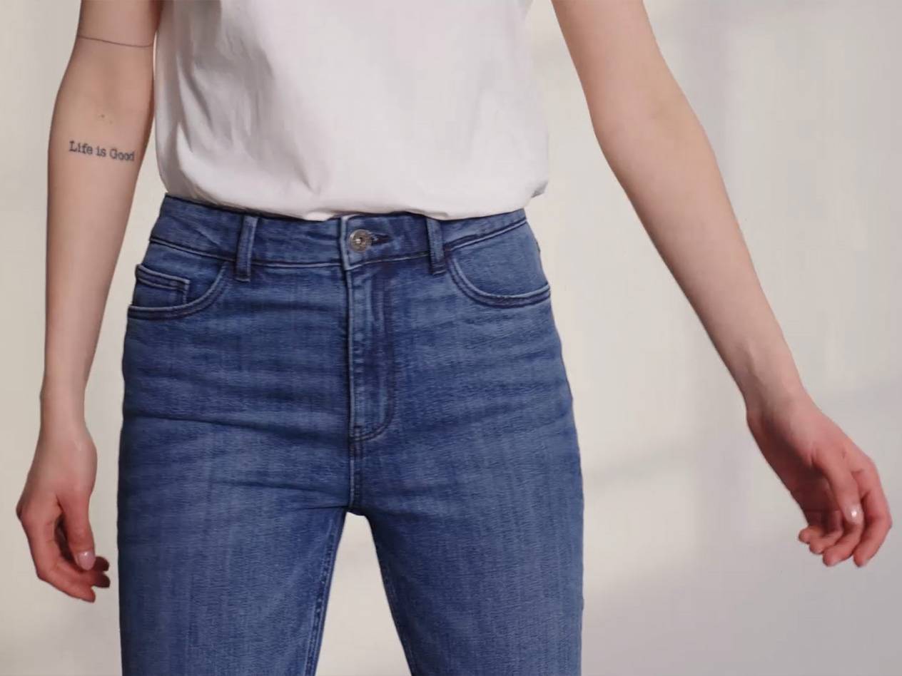 Jeans und weißes T-Shirt an einer Frau.