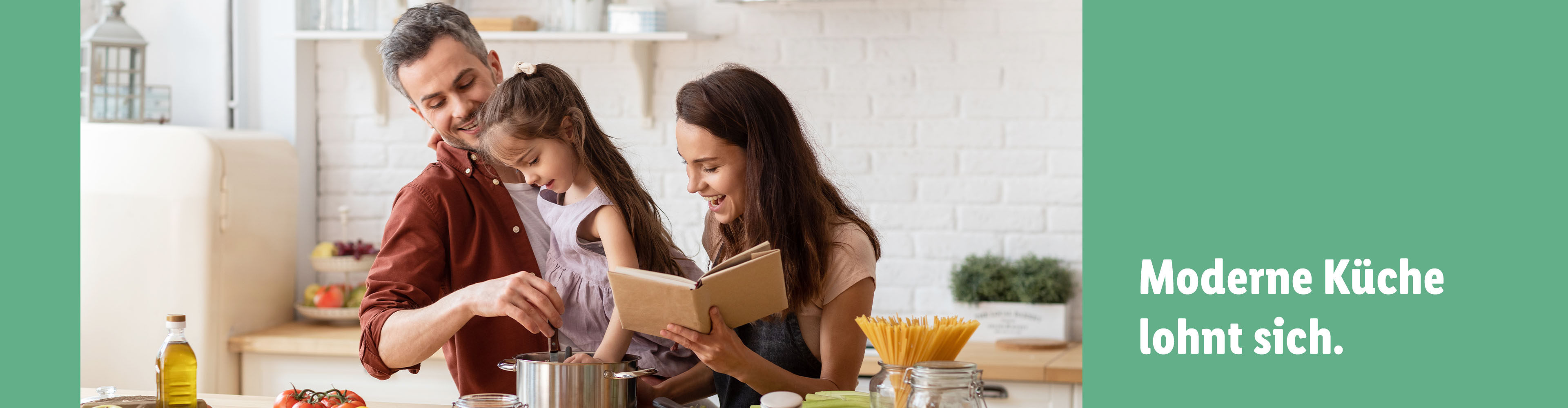 Familie kocht in moderner Küche.