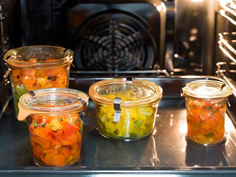 Gebratene Paprika und Tomaten im Ofen.