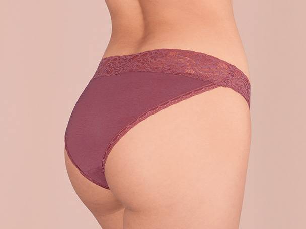 Rosa Höschen mit Spitze.