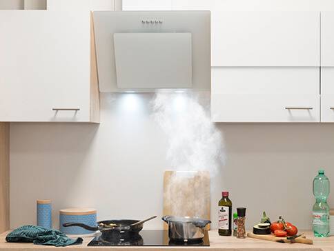 Dunstabzugshaube und Kochutensilien.