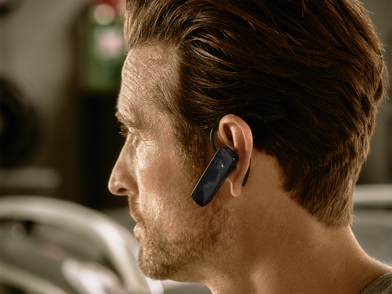 Mann mit Plantronics Headset.