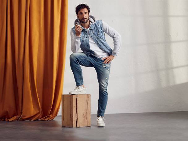 Jeans und Denimjacke für Herren, modisch gestylt.