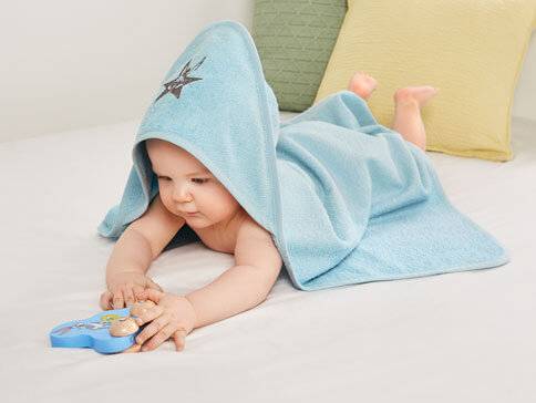 Baby-Bademantel und Spielzeug.