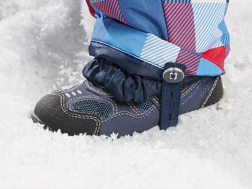 Kinderschuhe und -hose für den Winter, kariert.