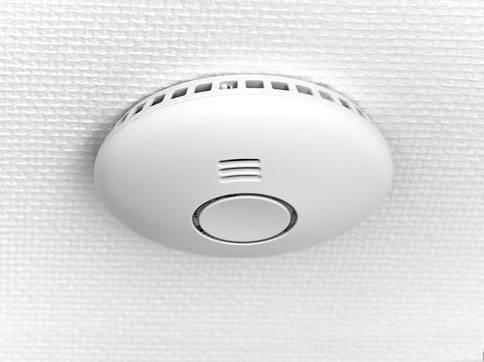 Weißer Rauchmelder an der Decke.