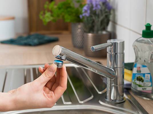 Wasserhahn und Ersatzteil.