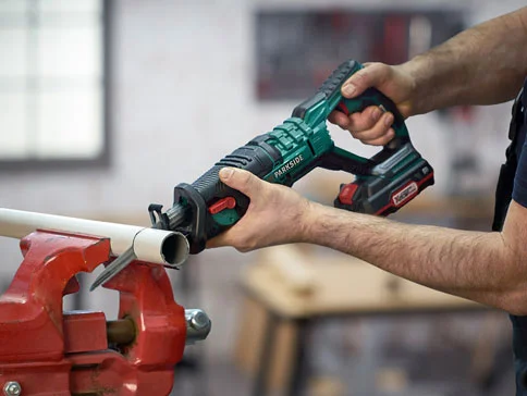 Parkside Säge schneidet Rohr.