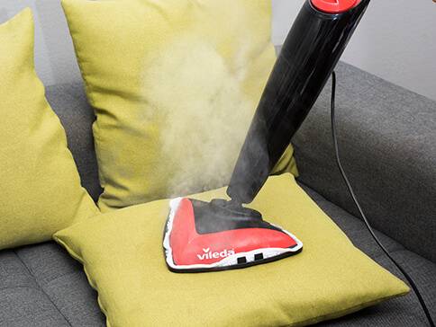 Vileda Dampfreiniger reinigt Sofakissen.