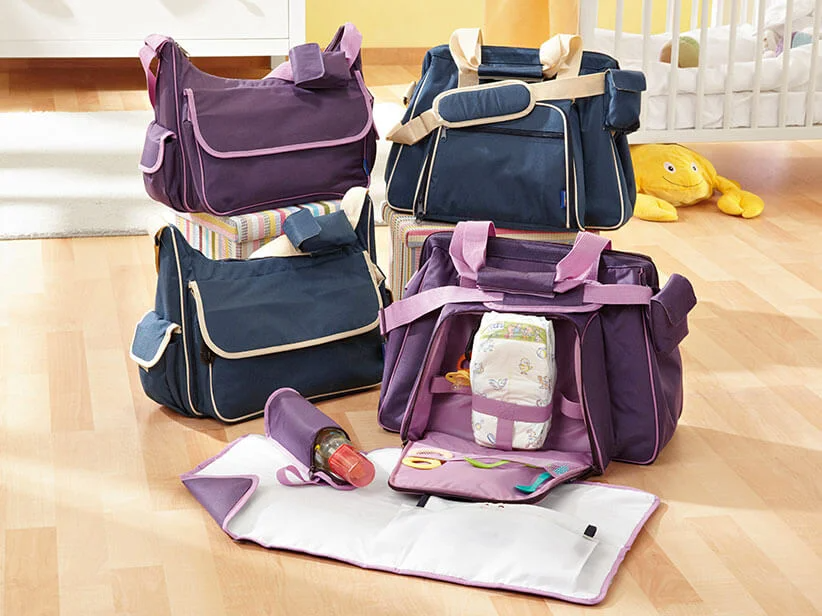 Wickeltaschen und Wickelunterlagen.