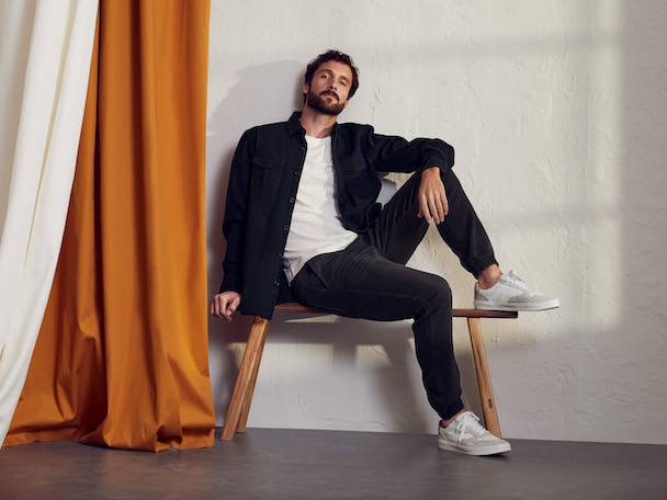 Jeans und Flanellhemd für Herren.