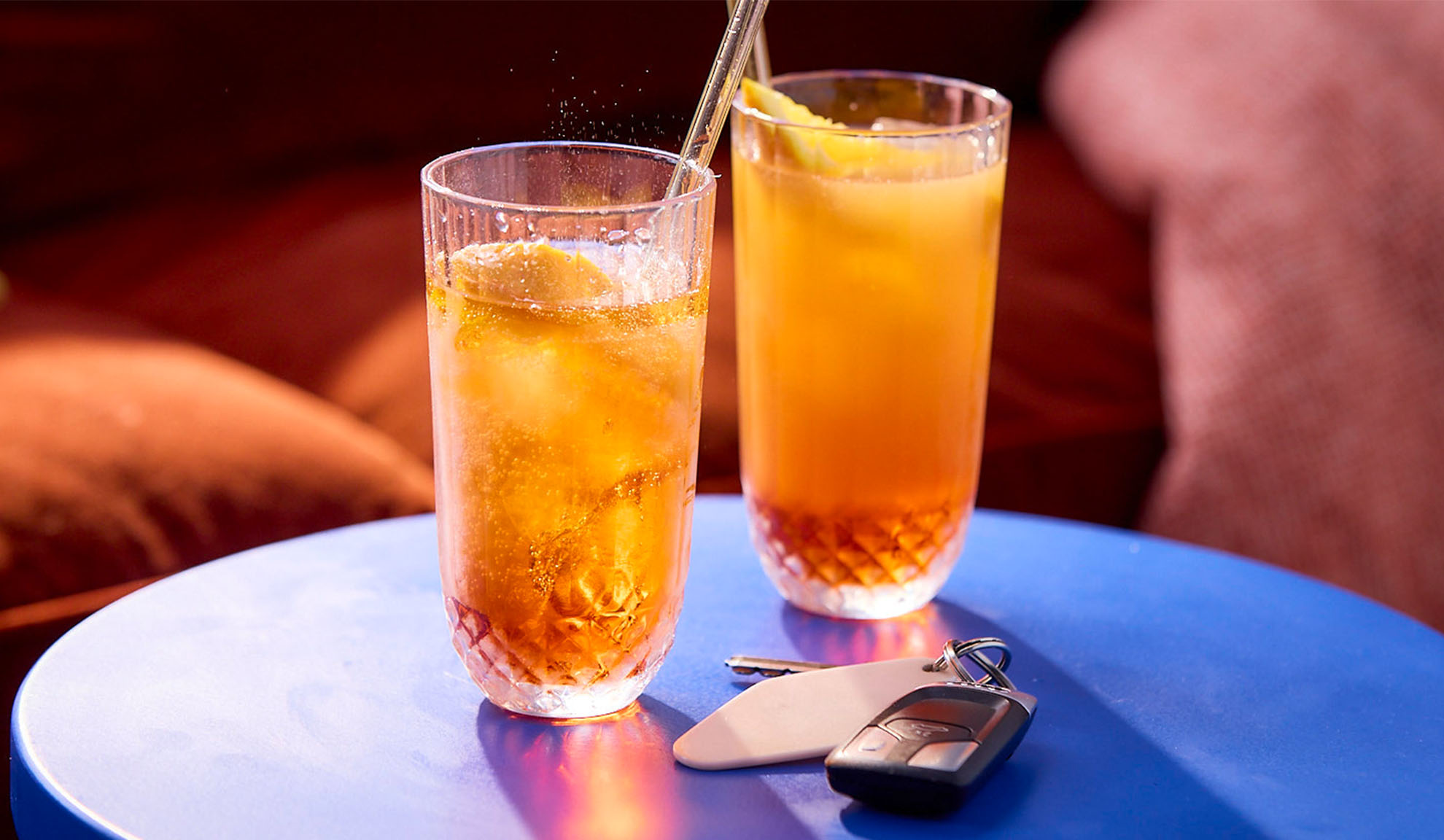 Zwei Cocktails und Autoschlüssel.