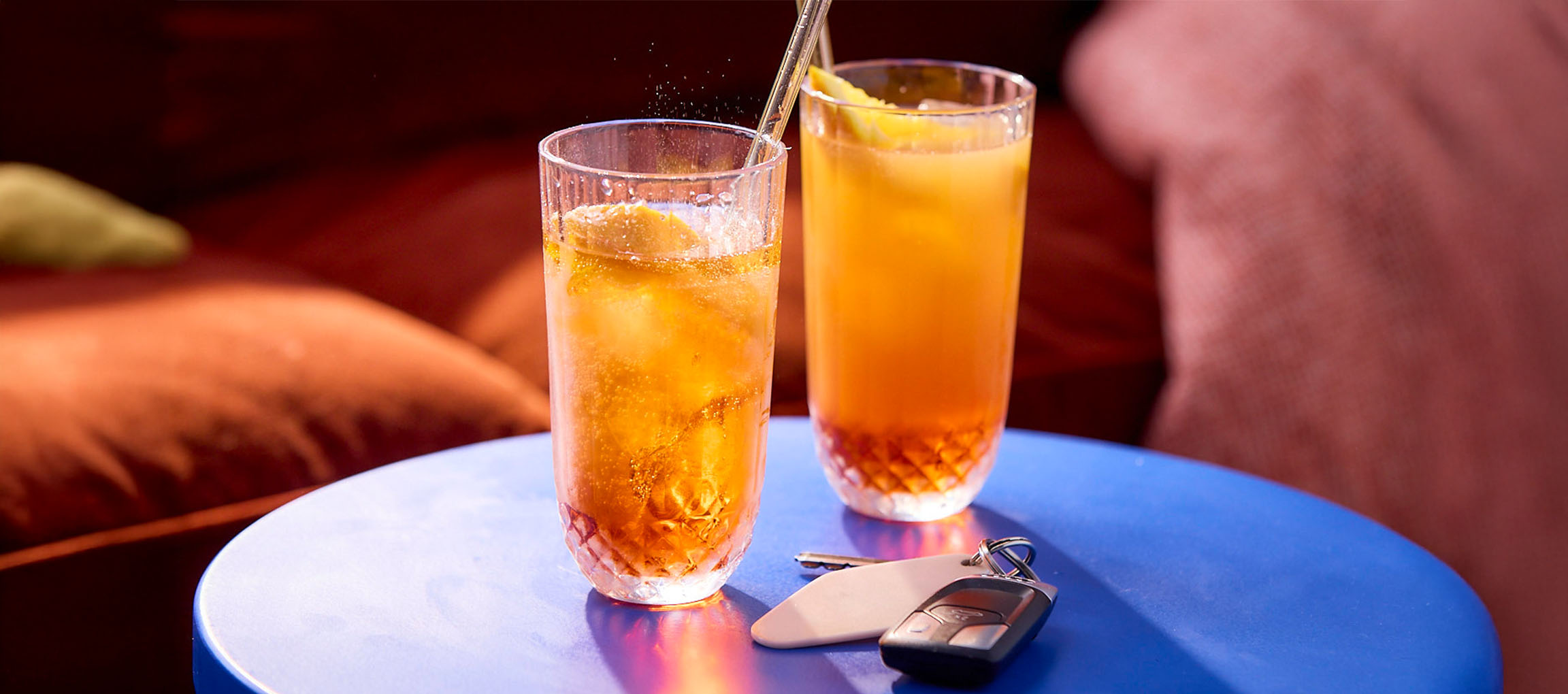 Zwei Gläser mit Getränken und Autoschlüssel auf einem Tisch.