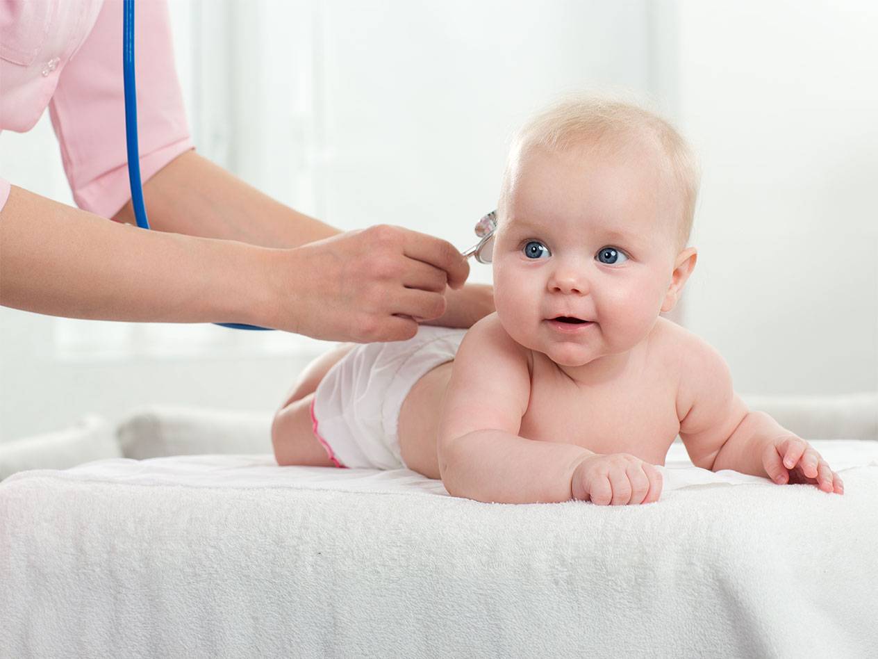 Babymassage und Stethoskop-Untersuchung.