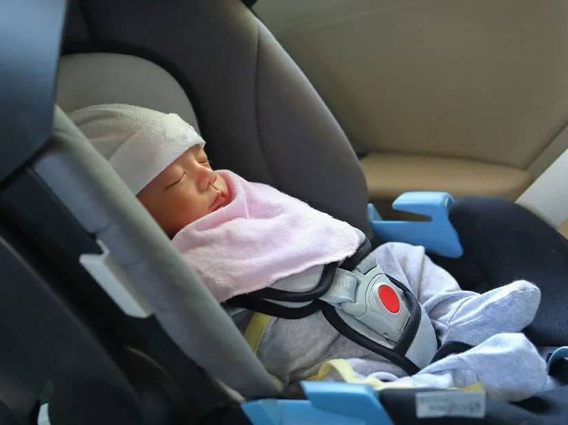 Schlafendes Baby im Autositz.