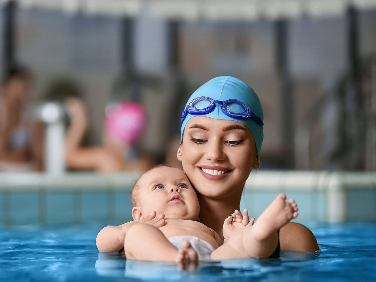 Mutter und Baby im Schwimmbad.